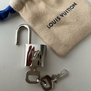 LV lock with bag and both keys.